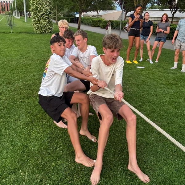 Spieleabend: Voller Einsatz beim Tauziehen